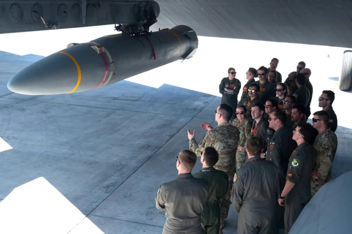 Прототип гиперзвуковой ракеты AGM-183 под крылом бомбардировщика B-52H на базе ВВС Андерсен на Гуаме, 27 февраля 2024 года / © USAF