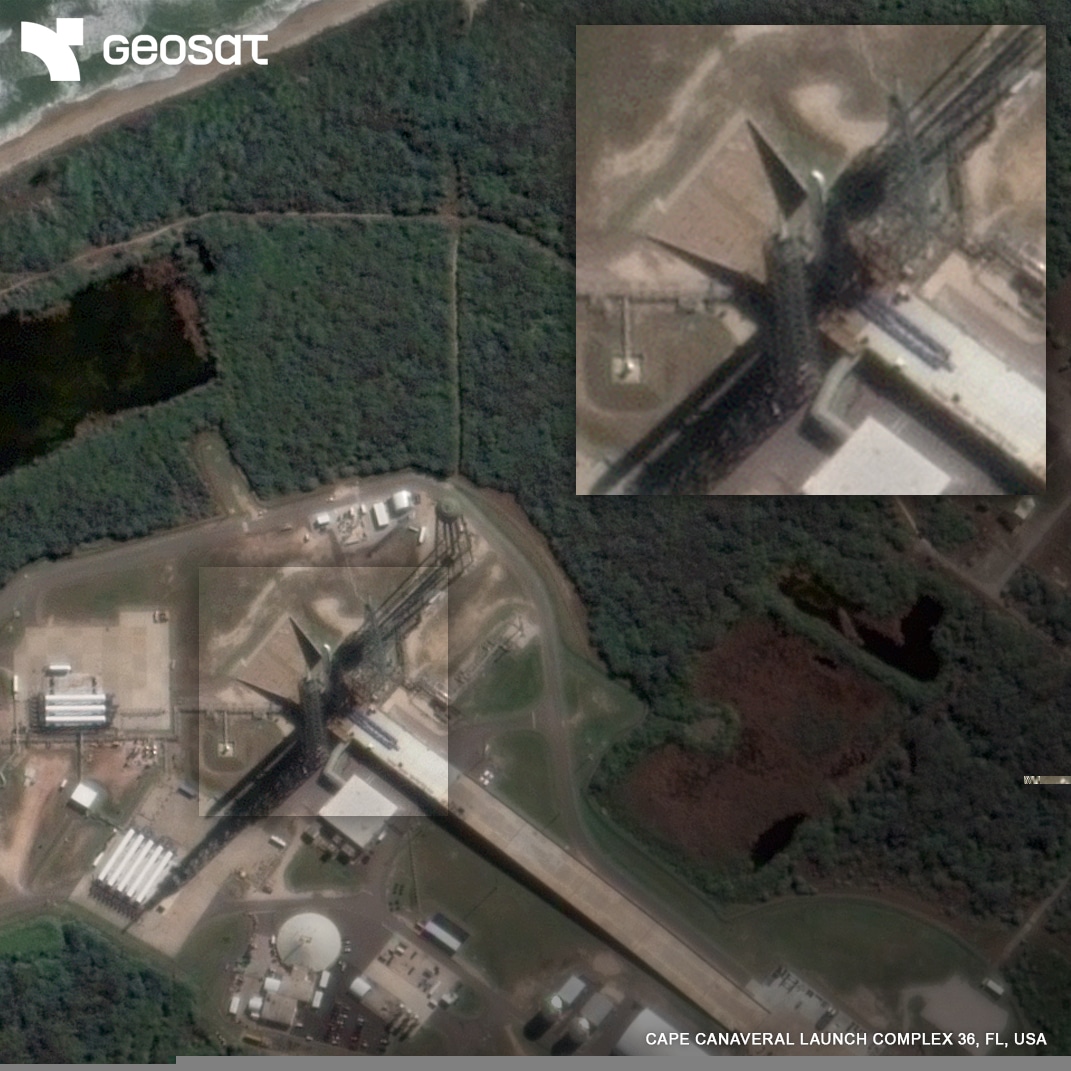 Ракета New Glenn на стартовой площадке, спутниковый снимок / © Geosat