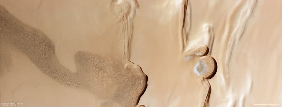 Участок поверхности в районе северного полюса Марса / © ESA / DLR / FU Berlin