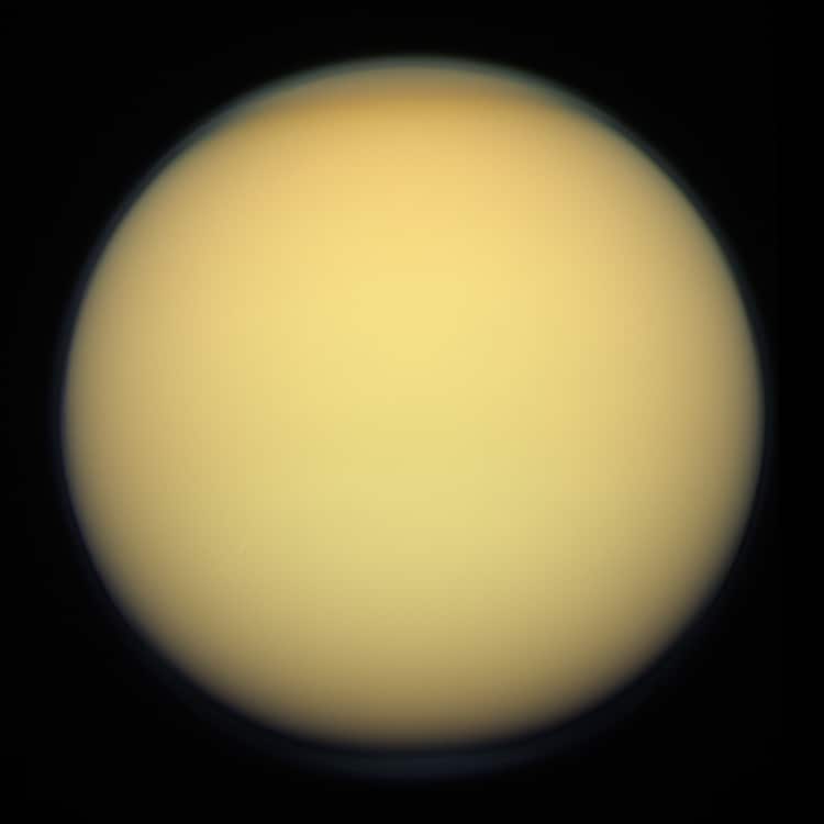 Титан в натуральных цветах / © NASA / JPL-Caltech / SSI / Kevin M. Gill.