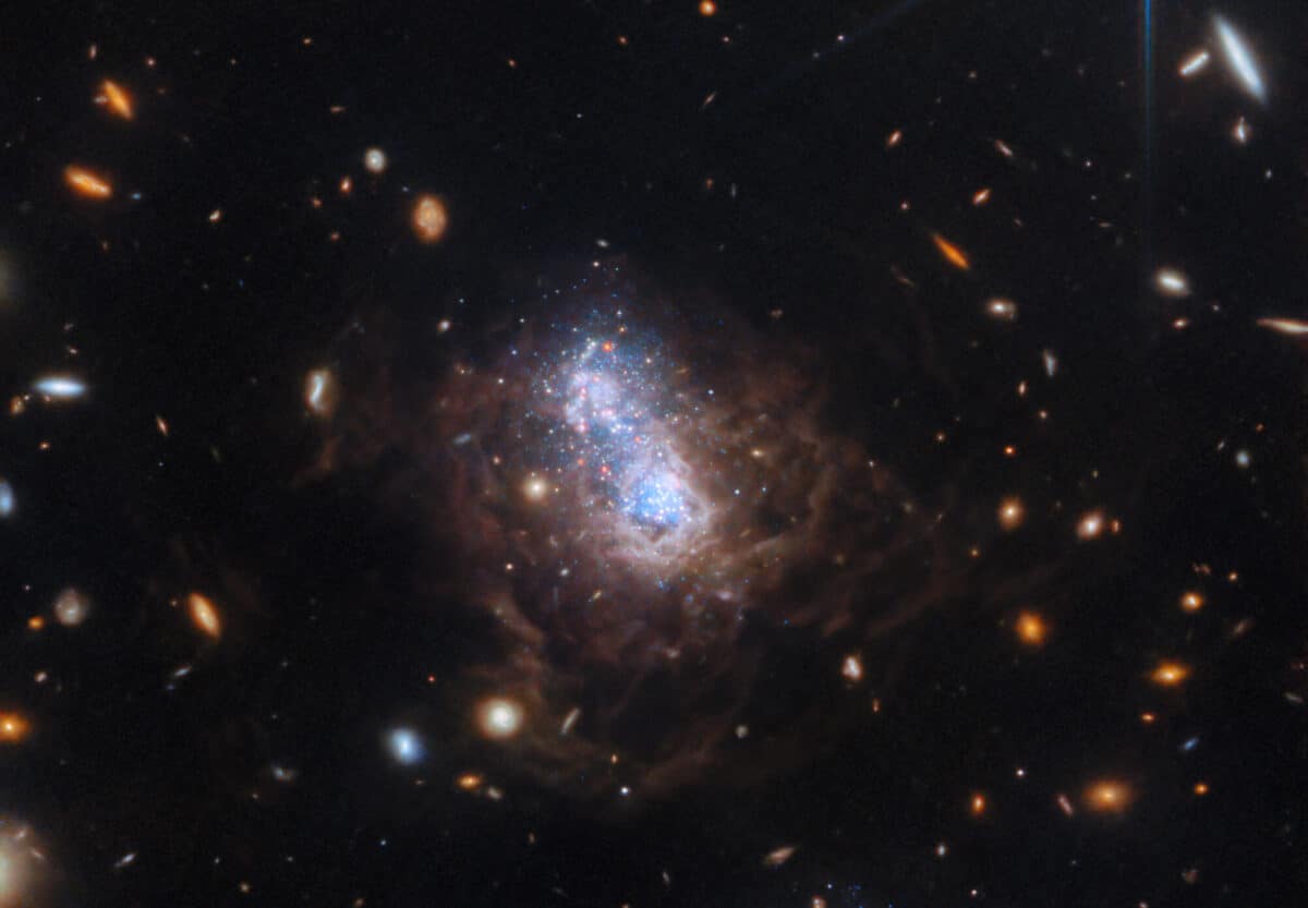 Рождение звезд в галактики I Zwicky 18 / © ESA / Webb, NASA, CSA, A. Hirschauer, M. Meixner et al.