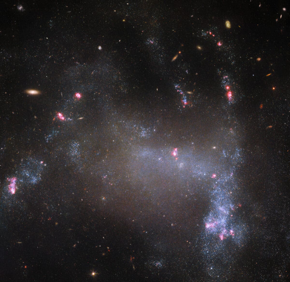 Галактика UGC 5829 / © ESA / Hubble & NASA, R. Tully, M. Messa