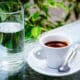Почему вместе с кофе подают воду? Есть ли тут какое-то научное обоснование?