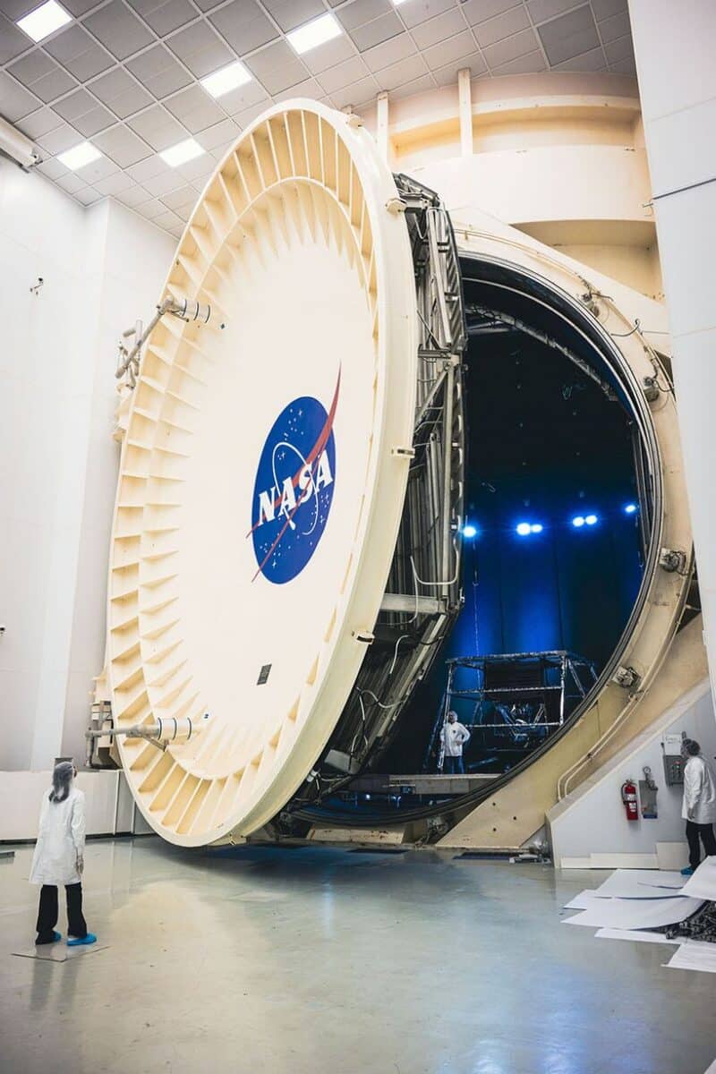 Дверь в Лабораторию моделирования космической среды (SESL) / © Robert Markowitz / NASA / SWNS