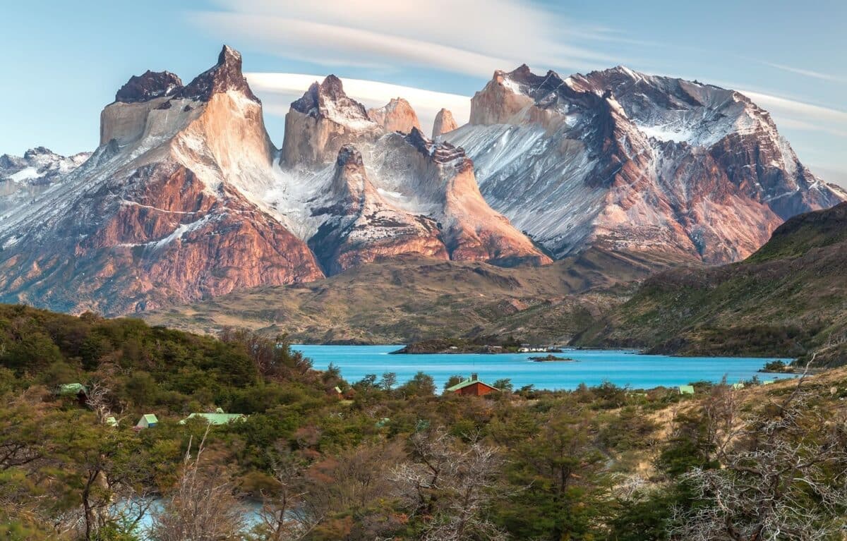 Вид на Куэрнос-дель-Пайне, группу крутых гранитных вершин в чилийском национальном парке Торрес-дель-Пайне / © Lukasz Nowak / Getty Images