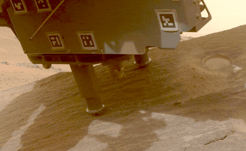 Процесс получения пробы марсианского грунта ровером Perseverance / © NASA / JPL-Caltech