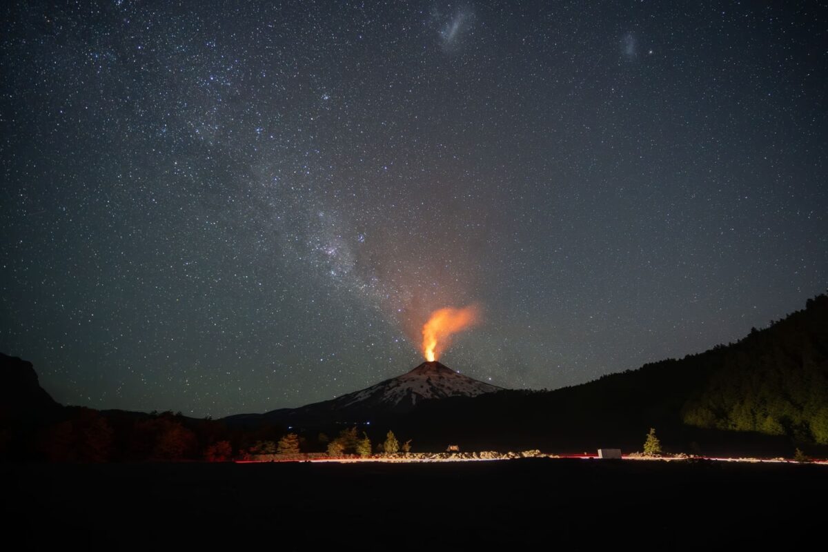 Извержение вулкана Вильяррика на фоне звездного неба в национальном парке в Южных Андах / © Remke Luitjes / Getty Images