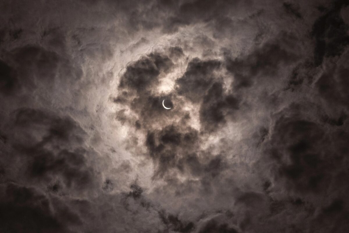 Луна частично закрывает Солнце во время полного солнечного затмения, Вашингтон, США  / © Frank Thorp V / NBC News