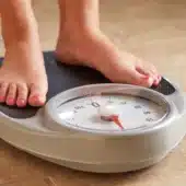 взвешивание на весах