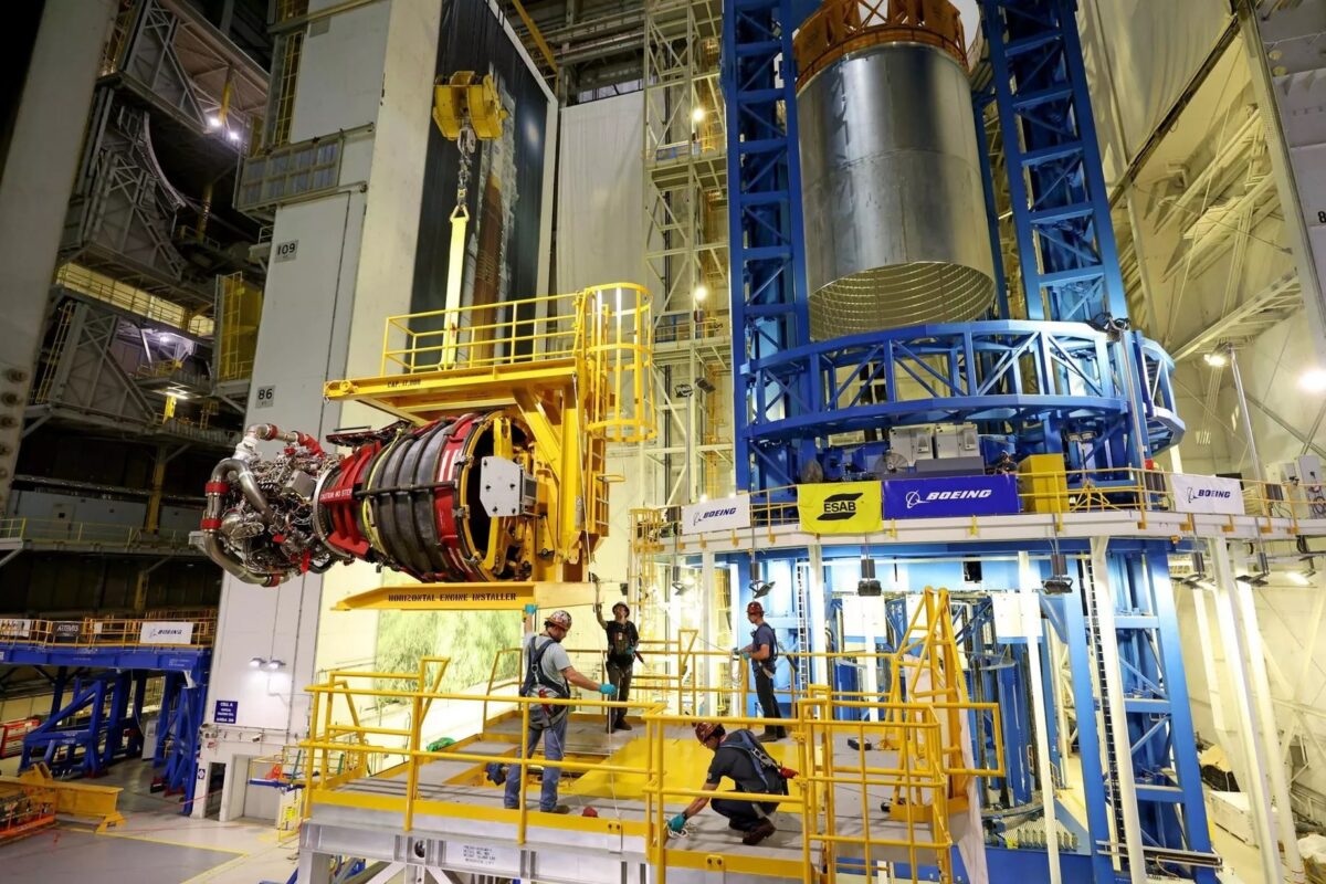 Технические специалисты на сборочном заводе NASA в Новом Орлеане устанавливают второй из четырех двигателей RS-25 на основную ступень ракеты SLS (Space Launch System) / © Michael DeMocker / NASA