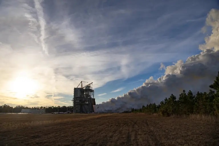 Испытания нового поколения двигателей RS-25 / © NASA 