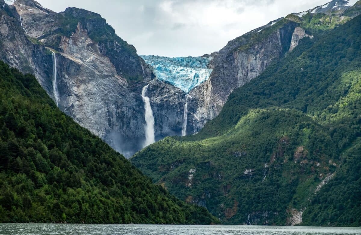 Каскада-де-Вентискеро-Колганте, также известный как водопад Висячий ледник в национальном парке Вентискеро-Колганте-Кеулат / © Christine Phillips / Getty Images