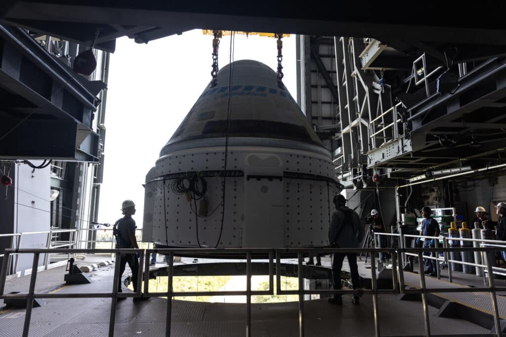 Starliner устанавливают на ракету Atlas V / © Boeing