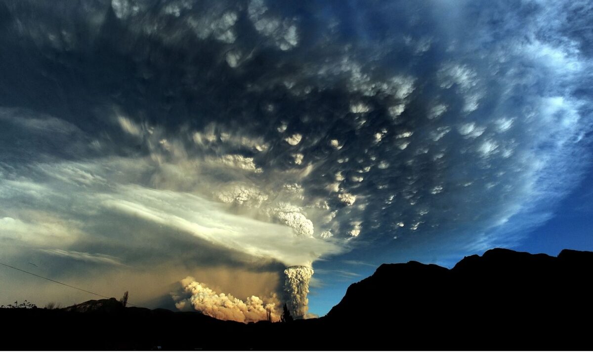 Облако пепла поднимается от вулкана Пуеуэ в национальном парке близ Осорно на юге Чили / © Claudio Santana / AFP