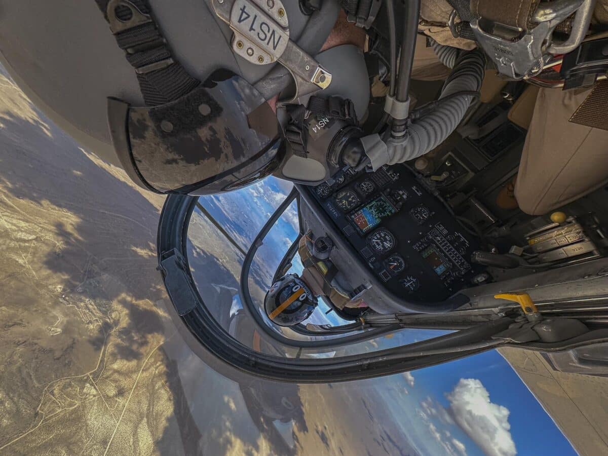 Пилот NASA Нильс Ларсон и фотограф Джим Росс выполняют фигуры высшего пилотажа в Центре летных исследований NASA в Эдвардсе, штат Калифорния, на самолете Т-34С во время тренировочного полета / © NASA / Jim Ross
