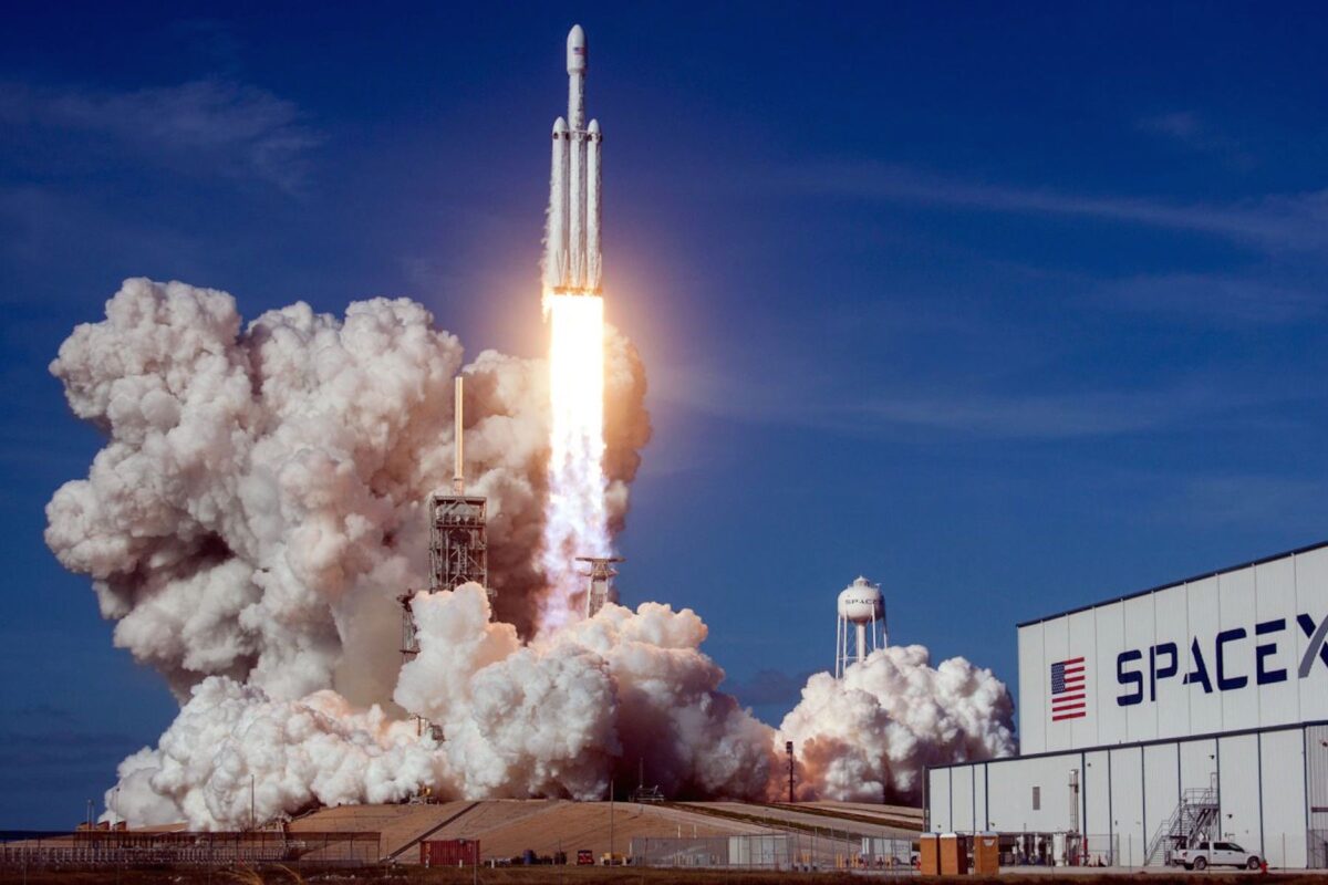 Ракеты SpaceX отправляет полезную нагрузку в космос / © SpaceX