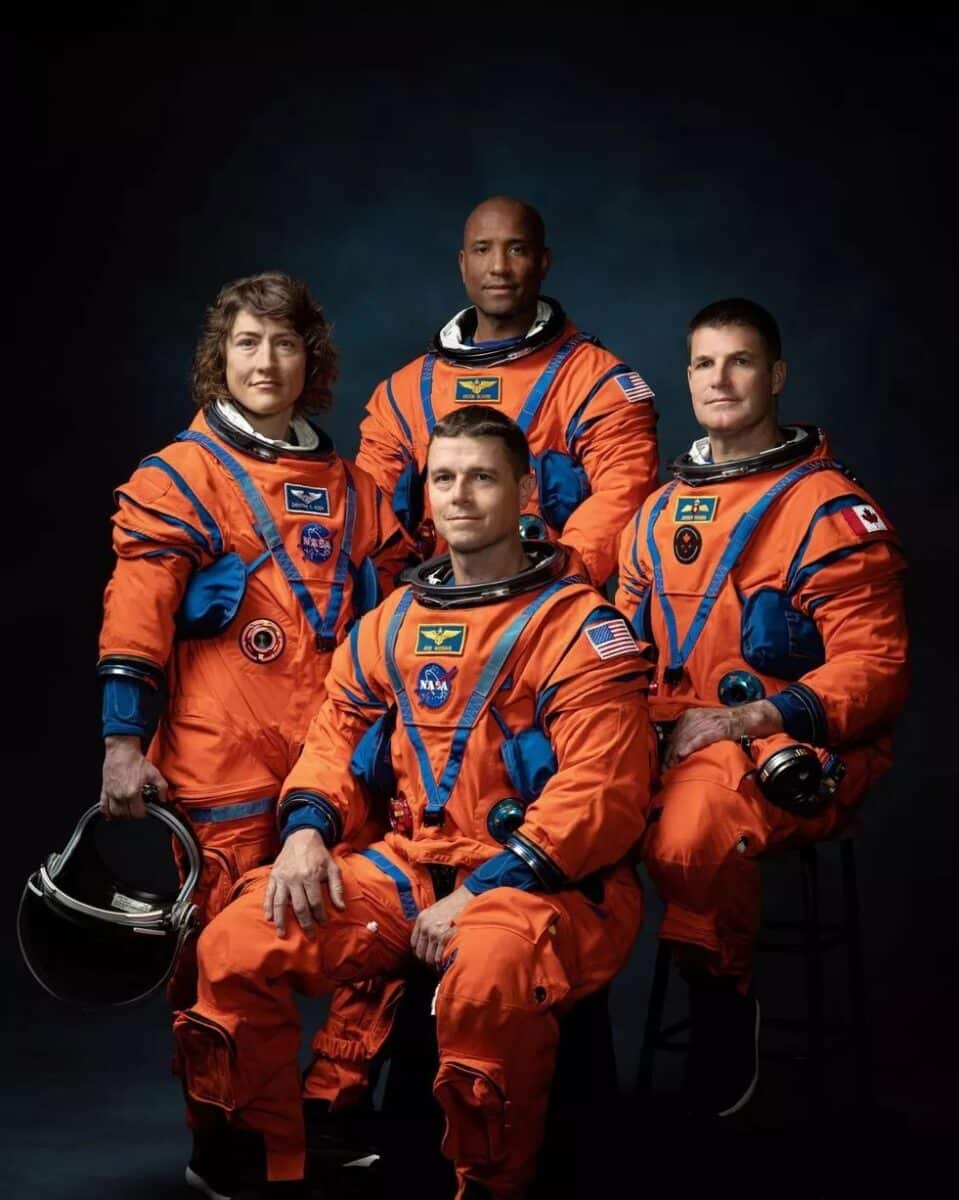 Астронавты NASA  Рид Уайзман, Виктор Гловер и Кристина Хаммок Кох, а также канадский астронавт Джереми Хансен, которые отправятся на орбиту вокруг Луны на корабле миссии «Артемида II» / © Josh Valcarce / NASA / SWNS