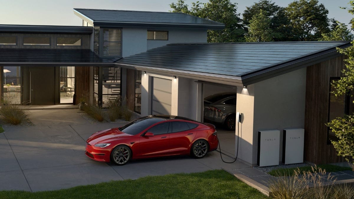 Частный дом в Калифорнии с солнечными панелями на крыше / © Tesla