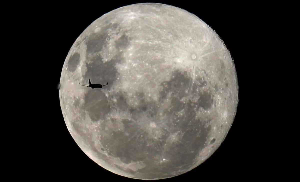 Самолет на фоне полной луны / © Reuters / Rodolfo Buhrer 