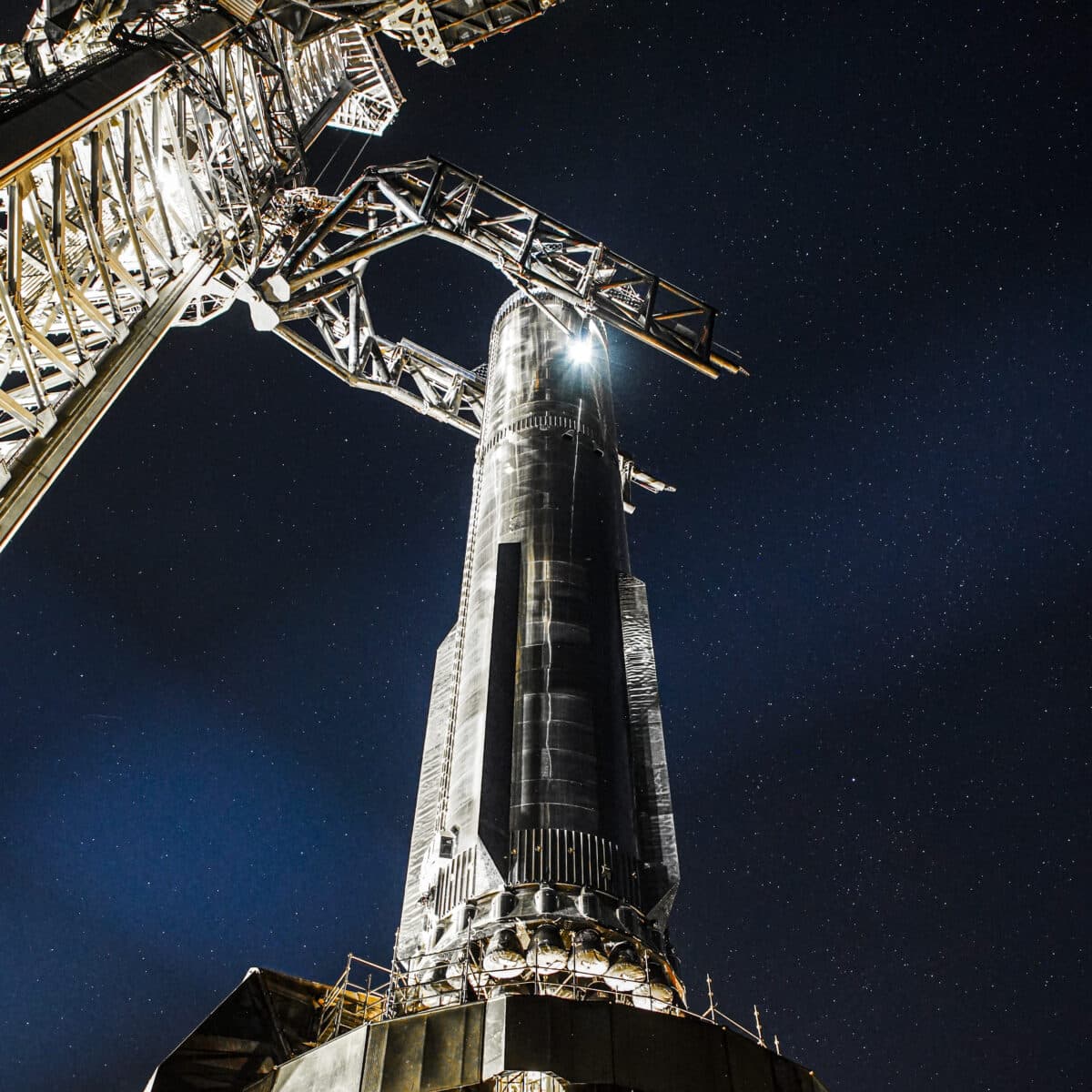 SpaceX переместила ракету-носитель Super Heavy на площадку перед четвертым полетом Starship / © SpaceX