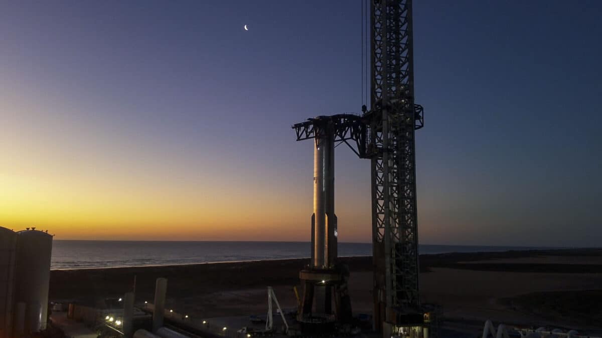 SpaceX переместила ракету-носитель Super Heavy на площадку перед четвертым полетом Starship / © SpaceX