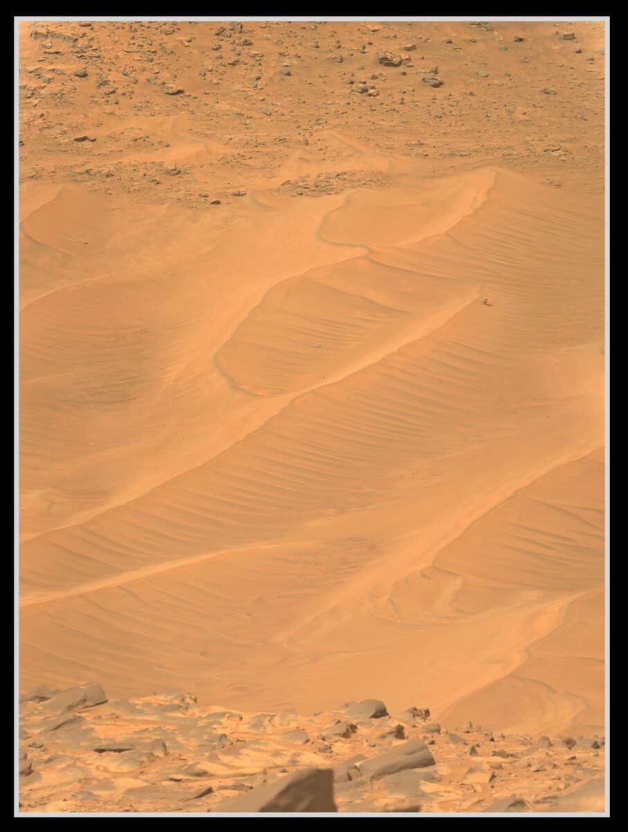 Ingenuity посреди дюн Марса / © NASA / JPL-Caltech / ASU, Additional processing: S Atkinson