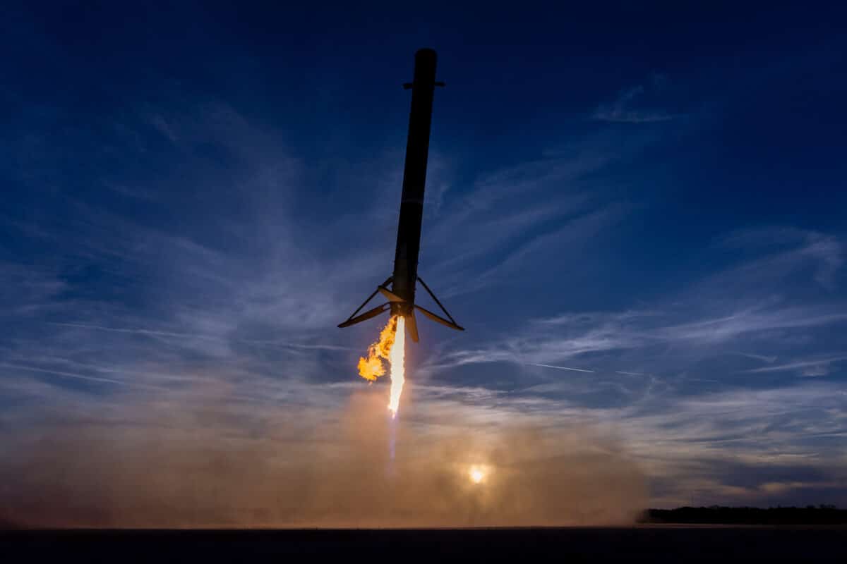 Возврат первой ступени ракеты Falcon 9 на Землю / © SpaceX