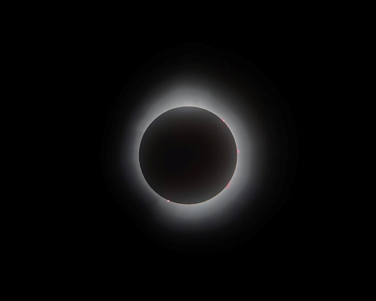 Полное солнечное затмение / © NASA