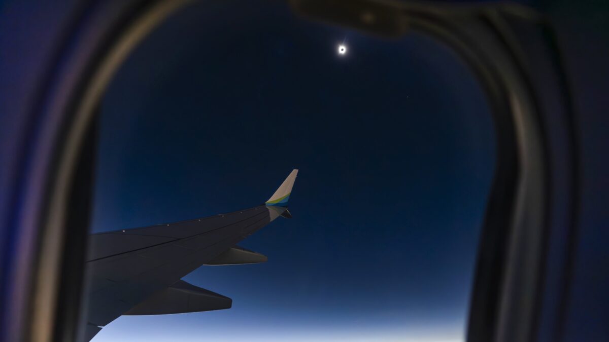 Полное солнечное затмение с борта самолета  / © Alaska Airlines