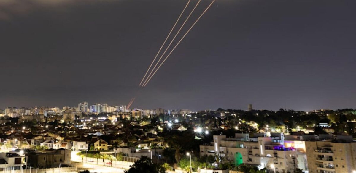 Ашкелон, Израиль, 14 апреля 2024 года. Видны пуски израильской системы ПРО / © AMIR COHEN, REUTERS