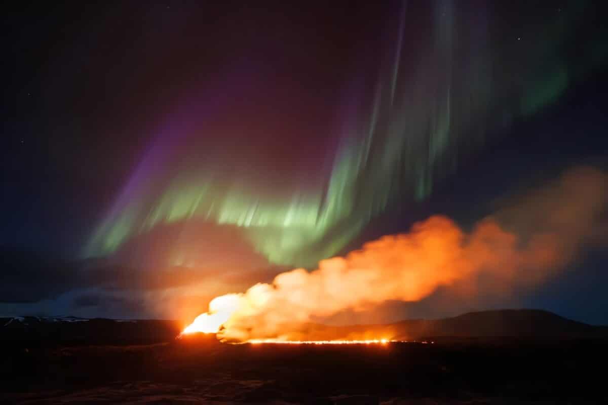 Полярное сияние над извергающимся вулканом в Исландии / © Jeroen Van Nieuwenhove