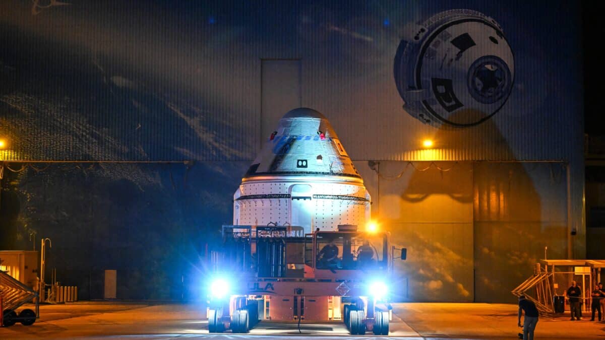 Starliner направляется в ангар для установки на ракету Atlas V / © Chandan Khanna / AFP via Getty Images 