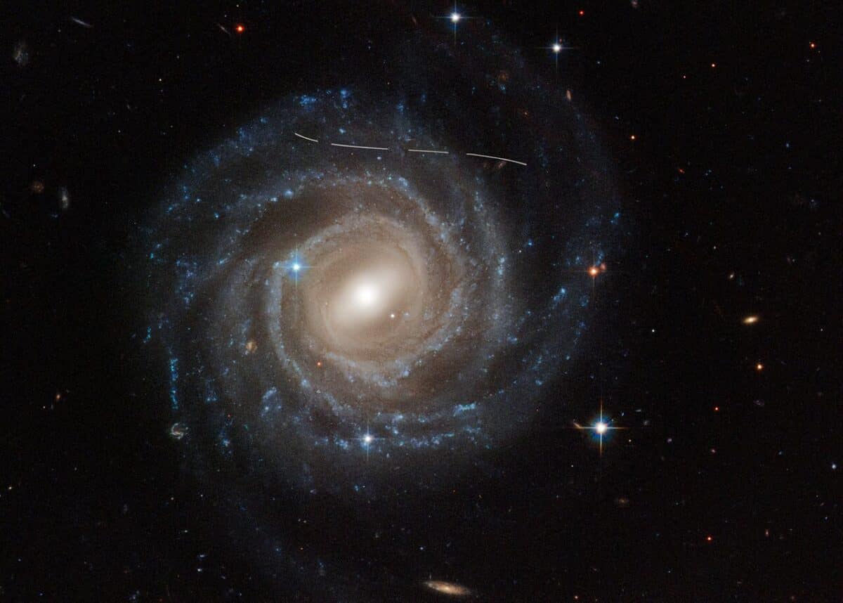 Снимок галактики UGC 12158, сделанный телескопом «Хаббл», на котором виден след от астероида / © NASA, ESA, P. G. Martín (Autonomous University of Madrid), J. DePasquale (STScI). Acknowledgment: A. Filippenko (University of California, Berkeley)