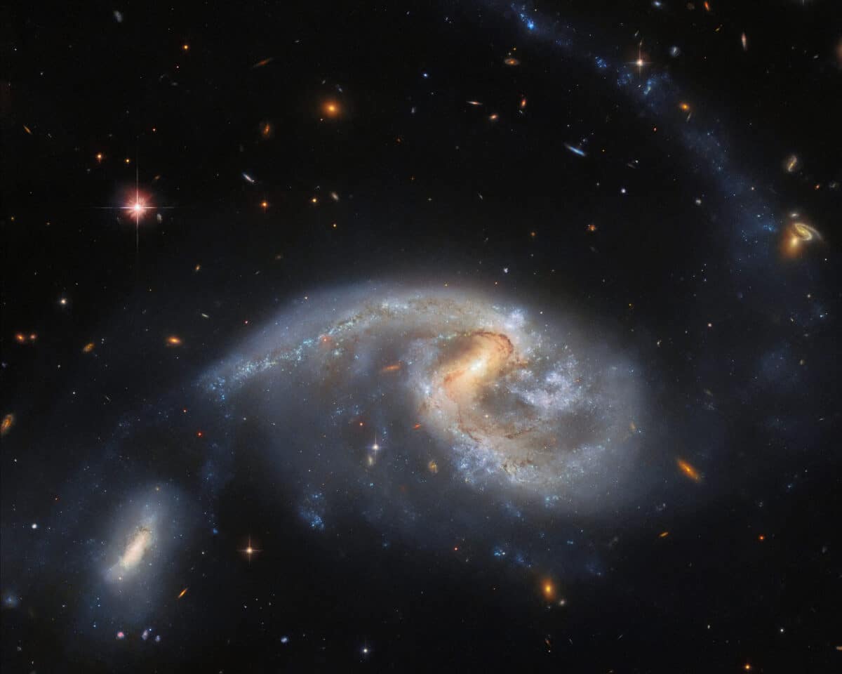 Взаимодействующая группа галактик Arp 72 / © ESA / Hubble & NASA, L. Galbany, J. Dalcanton, Dark Energy Survey / DOE / FNAL / DECam / CTIO / NOIRLab / NSF / AURA