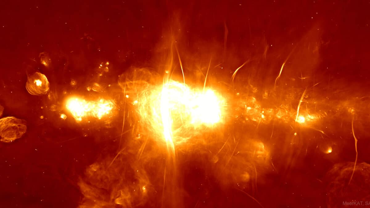 Астрономы объяснили свечение радионитей Галактики