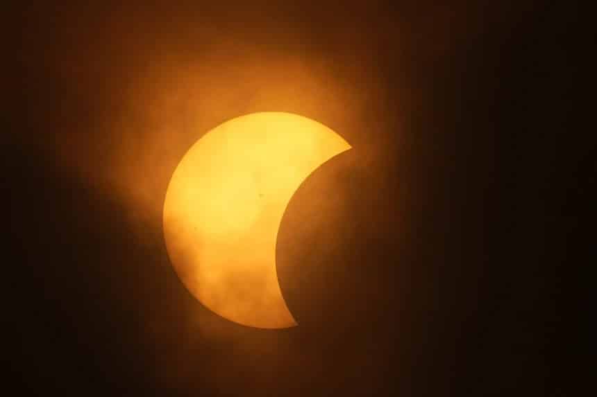 Луна частично закрывает Солнце во время полного солнечного затмения, Игл-Пасс, штат Техас / © Eric Gay / AP