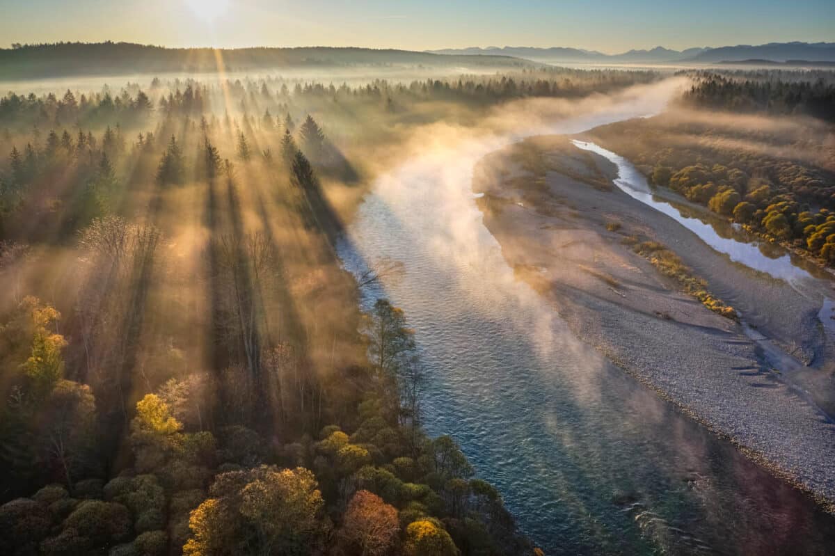 Высокая оценка в специальной категории «Речные пейзажи Германии» — пойма реки Изер в утреннем тумане. Победитель в этой  — категории снимок «Наводнение в зимнем лесу» / © Andreas Volz 