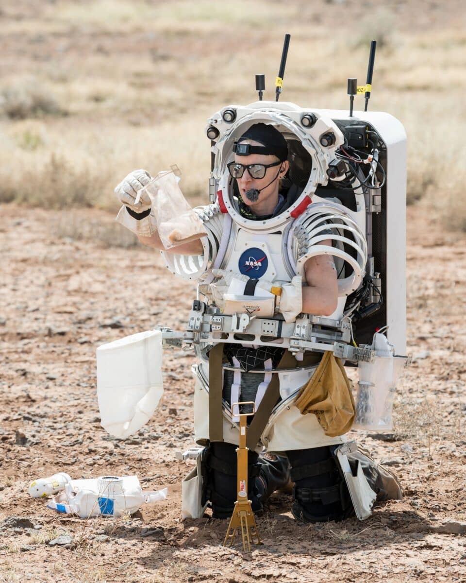 Астронавт Кейт Рубинс собирает образцы грунта во время симуляции лунной прогулки / © NASA