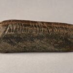 Учитель из Великобритании нашел в своем саду камень с надписью на тайном кельтском языке