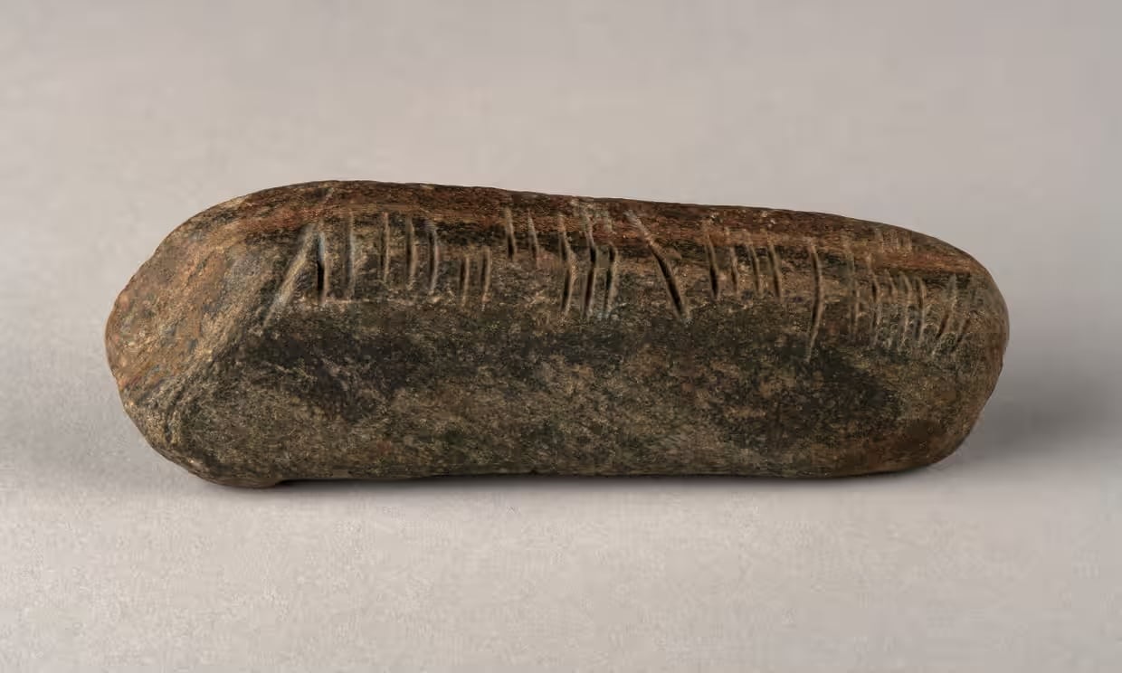 Учитель географии из британского города Ковентри нашел древний камень с надписью