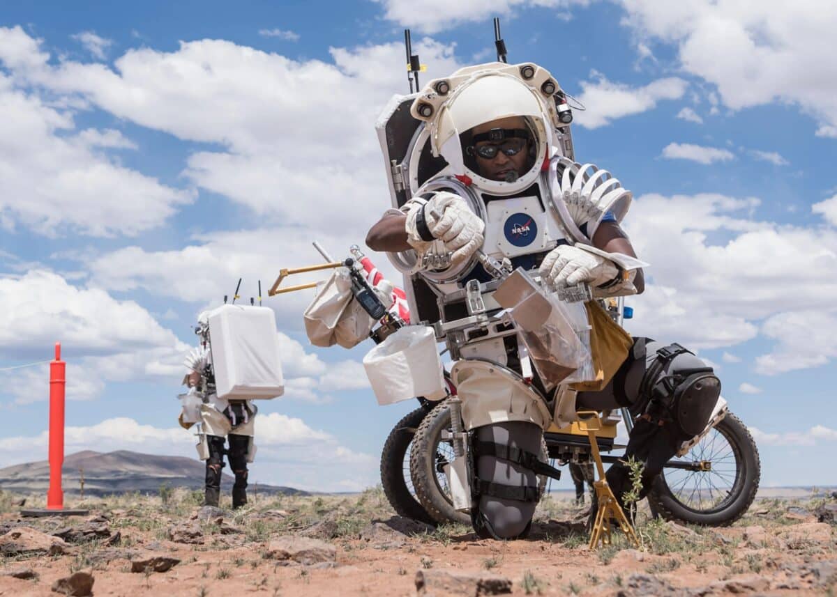 Астронавт Андре Дуглас собирает образцы грунта / © NASA