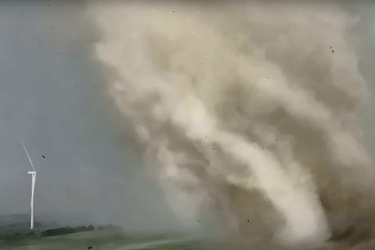 Дрон снял невероятные кадры торнадо, разрушившего ветряную турбину / © Reed Timmer 