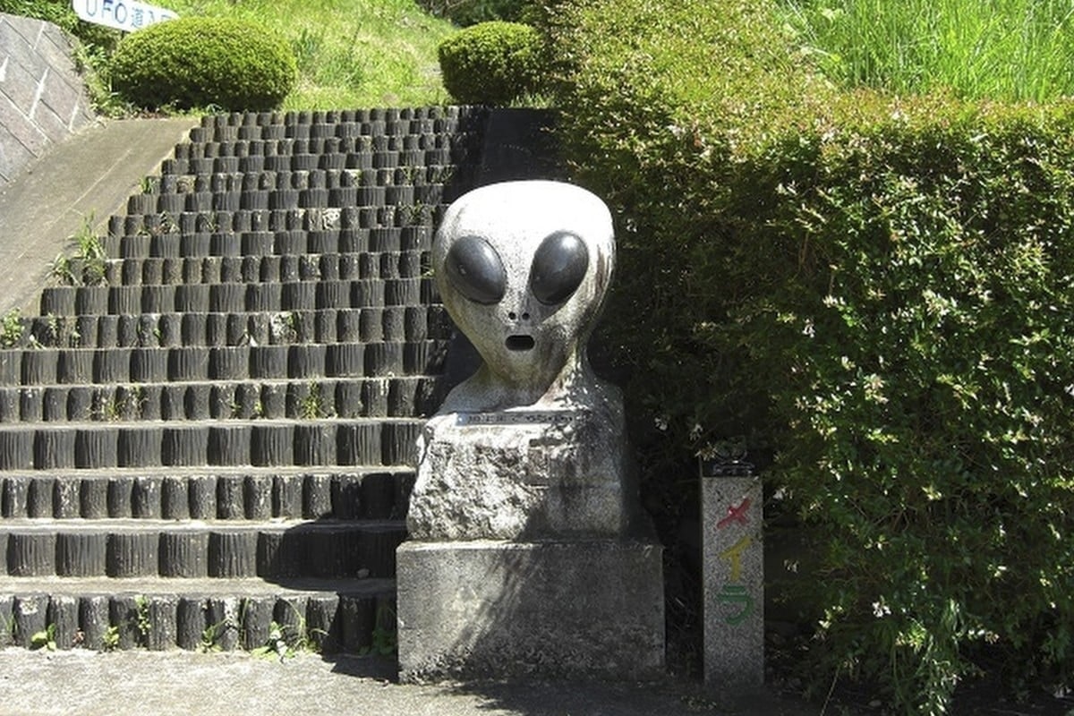 Статуя, напоминающая инопланетянина, в районе Ииномати в Фукусиме / © scmp / X / info_ufo