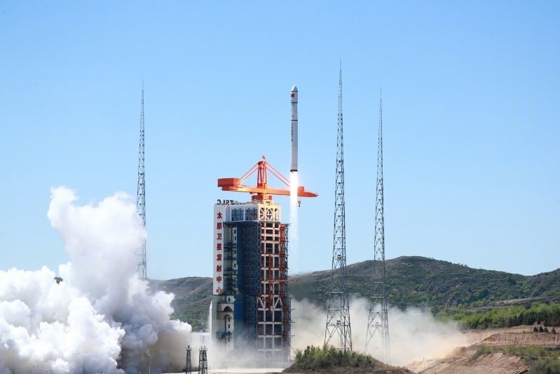 Первая ракета Long March 6C взлетает со стартового комплекса космодрома Тайюань / © CAST