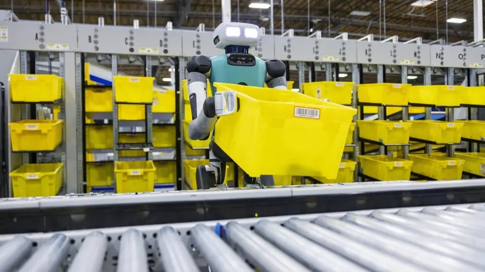 Робот Digit на складе Amazon / © Amazon