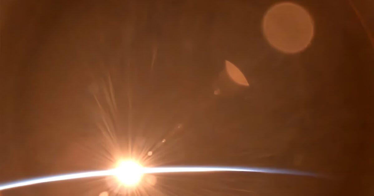 Орбитальный восход Солнца / © SpaceX