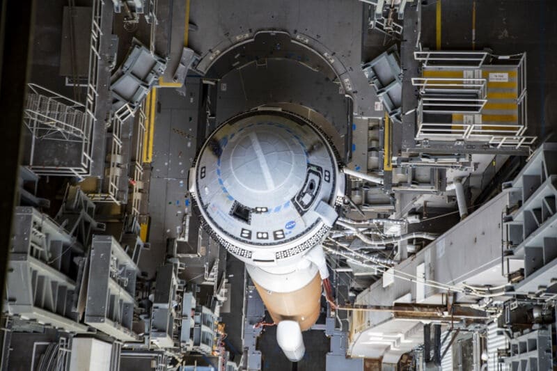Вид сверху на космический корабль Starliner и ракету Atlas V /  © Boeing