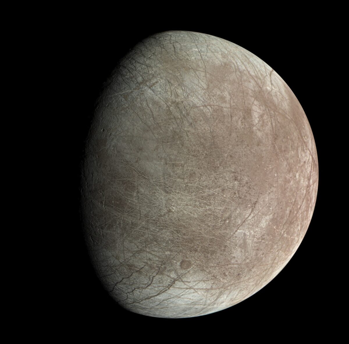 Ледяная луна Юпитера Европа в объективе зонда «Юнона» / © Björn Jónsson (CC BY 3.0)