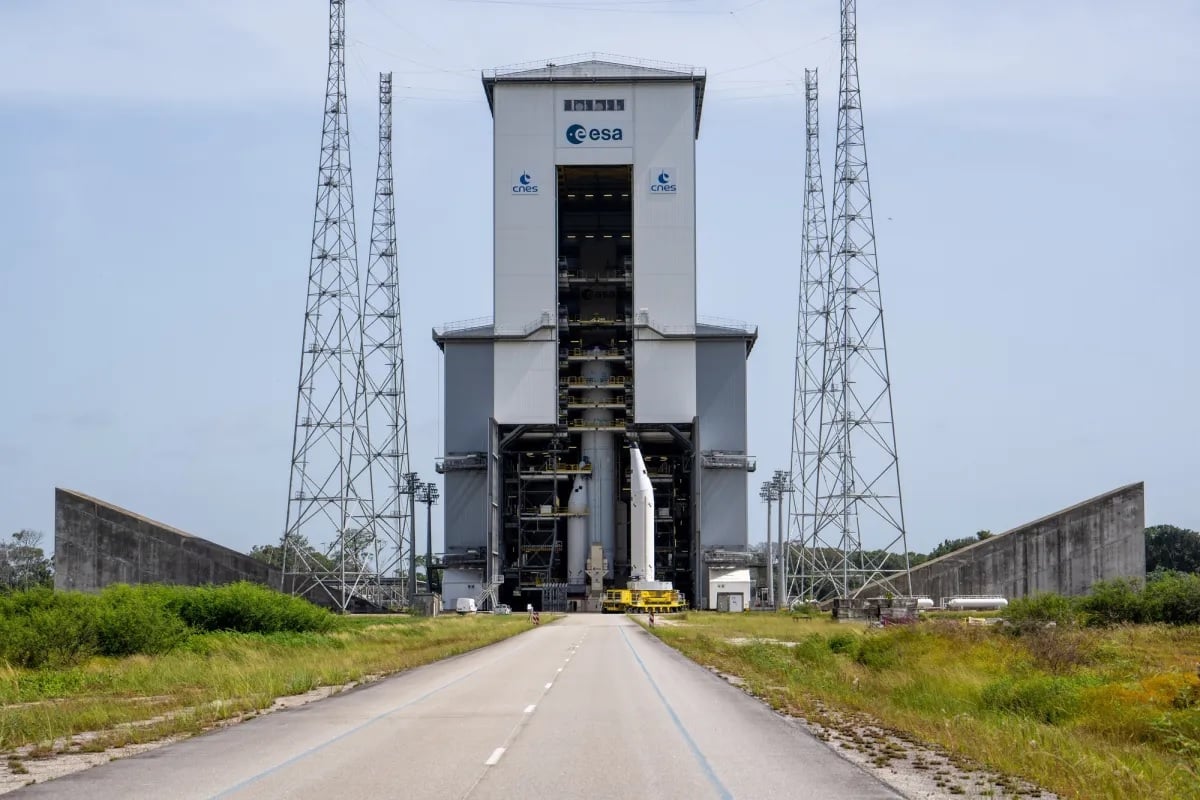 Инженеры перемещают один из ускорителей для стыковки с основной ступенью Ariane 6 / © ESA/ ArianeGroup / Arianespace / CNES