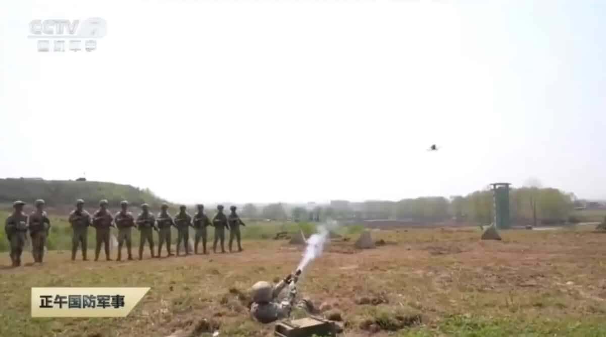 Китайский солдат отражает атаку дрона / © CCTV7